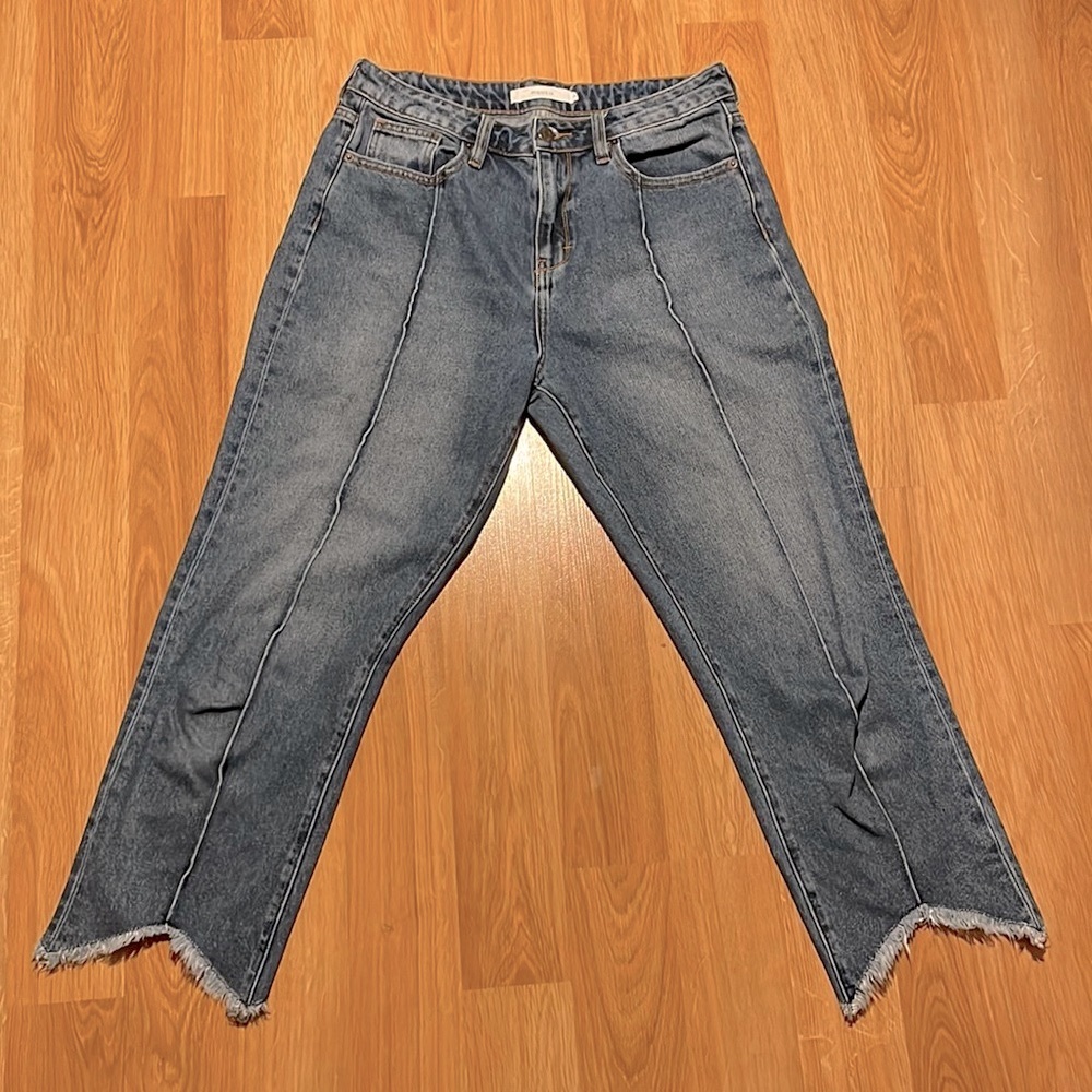 HIDDEN Jeans Distressed Upside down V hem. Pintuck Line up Front of Legs…
